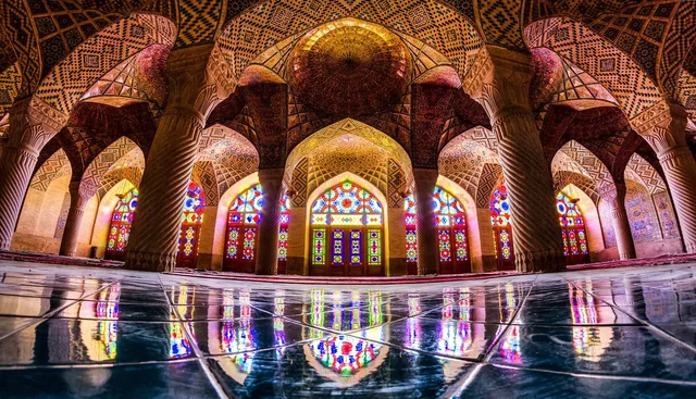 معماری اسلامی و نمادگرایی در طراحی فضاهای مذهبی